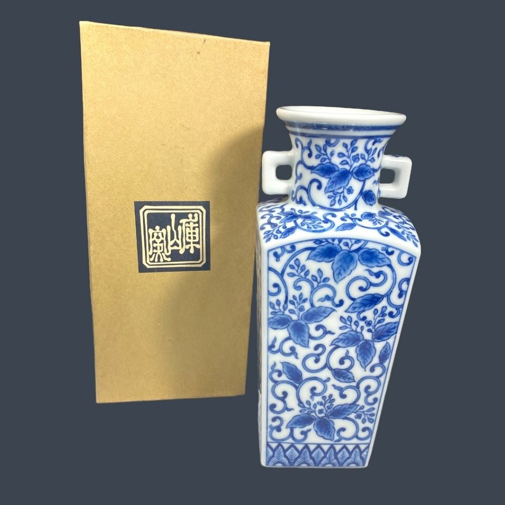 BEAUTIFUL ASIAN BLUE AND WHITE VASE